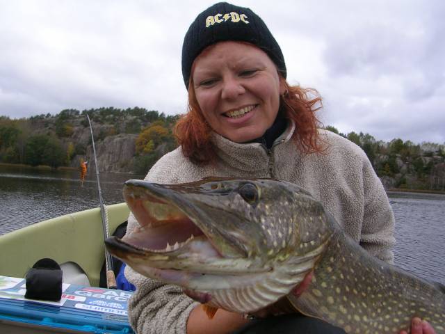 Eva med en höstgädda från 2007 på 7 kilo