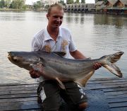 Dan med en Mekong Catfish