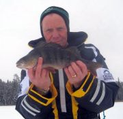 Johnny med sin största abborre i år - 685 g